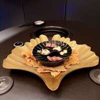 煌 焼肉 - 巨大GOLDのイチョウ葉の器
                    周りには本物のイチョウの葉