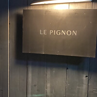 ル　ピニョン - お店の表札