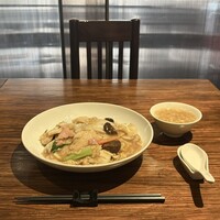 中国料理孝華 - 五目あんかけ焼きそば、スープ付き