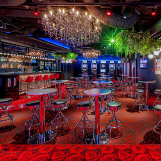 貸切140名様までOKの広々空間！映像設備や音響設備が充実◎