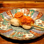 薪鳥新神戸 - 秋田 高原比内地鶏 ふりそで + ハリッサ（角度違い）