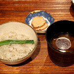 薪鳥新神戸 - 薪そぼろご飯 + 韮 & 味噌汁 & いぶりがっこ