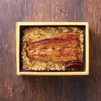 うなぎ弁当　半尾（加熱式箱）