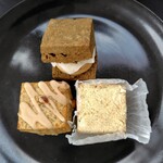 a lot scone & coffee - ほうじ茶きなこもちサンド、チャイとホワイト、黒ゴマきなこ