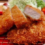 とん久 - ジューシーなロースと柔らかなヒレが両方楽しめる『合い盛り』オススメです