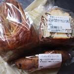 ※外税 手前:パンオレザン(ハーフ)\200、左奥:メープルブレッド\575、右奥:黒糖ミルクブレッド(ハーフ)\300