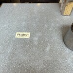 カリーライス専門店エチオピア - 窓側2人用テーブル席に食券