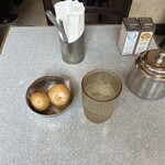 カリーライス専門店エチオピア - お冷や、ジャガイモ