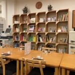 もとすみSAKEバー 和氣和氣 - 店内、本棚もある