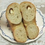 ザ シティ ベーカリー - 　クリームチーズベーグル断面　私の切った場所が悪かったのでチーズが少なく見えますが　ほんとは　もっと入ってました