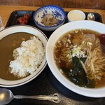 中華料理芙蓉 - 料理写真:ラーメンと半カレーライス