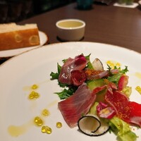 JAM17 DINING - 苦味のある葉とマグロの旨みが絶妙。オリーブオイルの粒感が印象的