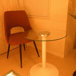 The Bar Mariage - 静かに過ごせる小卓。デートや一人飲みにも心地よい空間です。
(1名～2名)