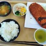 いなべ市役所食堂 - Aランチ（わらじメンチカツ）　小鉢（ツナサラダ）