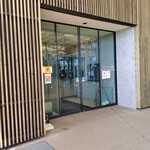 いなべ市役所食堂 - 建屋（シビックコア棟）の入口