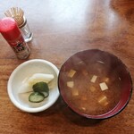 天ぷらと天丼 五島 - お新香＆赤出汁味噌汁