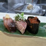 立食い寿司 根室花まる 丸の内オアゾ店 - 本がつお280円、秋ぶり280円、切落とし軍艦130円