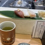 立食い寿司 根室花まる 丸の内オアゾ店 - 根室５貫セット1250円