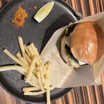 マルゴ 四谷 - メインのラムチーズバーガー。ライムとミックススパイスは全て掛けてしまうべき。