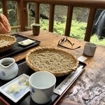 月待の滝 もみじ苑 - 特等席！と思われます。滝を感じながらの蕎麦