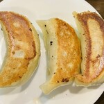 手打らーめん　玄 - 餃子３個　大きくて餡タップリ