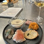 bistro tetete - 前菜盛り合わせ。結構なボリューム！1人だとそんなに飲まないので控えましたが、このプレートだけでワイン1〜2杯は軽くいけそう