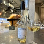 bistro tetete - スタートの白ワイン。カウンターが広いです