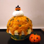 京氷ゆきみ庵 - かぼちゃのお化けのような可愛い見た目で、オレンジ色したかぼちゃソースがたっぷりかかって、緑色のかぼちゃのタネが散りばめられていて、上にはエスプーマ生クリームが盛りつけられている～!!( ^o^)ﾉ