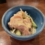 満天酒場 - お通し（鶏の刺身）。