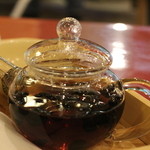 Saruya - これは黒豆茶。４－５分蒸らしてからいただきます。おマメはあとで取り出してお塩をつけていただきます