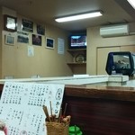 Yakitori Suekichi - 落ち着いた店内、テレビもあり