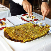 薪焼と鉄板焼き フォレスト - 蜂蜜を切り分けて頂きました。濃厚な蜂蜜です。