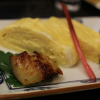 貴久政 - 焼きたてのだし巻きに銀ダラの西京味噌付け。ふっくら銀ダラに、これまたふっくらだし巻き。京都の味ですね。