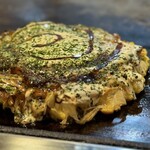 大正お好み屋 ままま - 「まぜ焼き」 豚・いか  うず巻き紋様が名刺代わり(´◡͐`)