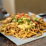 大正お好み屋 ままま - ※ 他の方の「焼きそば」がちりとりで運ばれていく