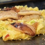 大正お好み屋 ままま - 肉厚の具財が外にも中にも入って  (º ﾛ º๑)よだれ出る