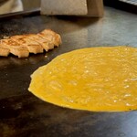 大正お好み屋 ままま - 玉子で包むかと思いきや、やわトロの玉子焼きを
      ロースにのっけるスタイル ( ˃̵ᴗ˂̵ )