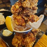 富吉酒場 - 山盛り唐揚げ