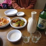 明洞参鶏湯 - 2011年のおかず､焼酎₩3500､人参酒