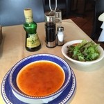 メソン・セルバンテス - スープとサラダ　赤ワインと白ワインのドレッシング