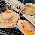 Shinjuku Maruko Suisan - ●”活き”焼牡蠣（北海道厚岸産）
                      ●北海道直送ホタテの浜焼き（紋別産）
                      ●「活」白はまぐり焼き
                      ●蟹みそ焼き