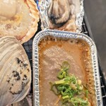 Shinjuku Maruko Suisan - ●”活き”焼牡蠣（北海道厚岸産）
                      ●蟹みそ焼き