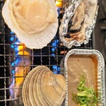 Shinjuku Maruko Suisan - ●”活き”焼牡蠣（北海道厚岸産）
                      ●北海道直送ホタテの浜焼き（紋別産）
                      ●「活」白はまぐり焼き
                      ●蟹みそ焼き