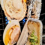 Shinjuku Maruko Suisan - ●”活き”焼牡蠣（北海道厚岸産）
                      ●北海道直送ホタテの浜焼き（紋別産）
                      ●「活」白はまぐり焼き
                      ●蟹みそ焼き