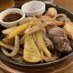 アジアンビストロ Dai - 本日の日替わり(牛筋の鉄板焼き)