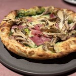 400℃ PIZZA - ほうれん草の風味とパストラミポークの旨味
