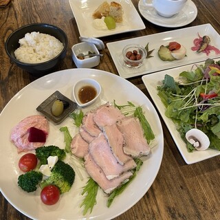 メインを選べる3種のコース◆低温調理でしっとり食感のお肉を◎