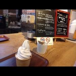 天橋立ワイナリー - 巨大な木のカウンターからソフトクリームを受け取る