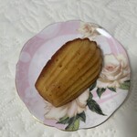 ブランジュリー パリの空の下 - こちらは、前にいただいたパリ空マドレーヌ。ウィークエンド法で作られた重みのあるもの。