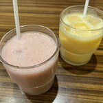 東京らっきょブラザーズ - セットメニューのラッシー（バナナストロベリー、マンゴー）